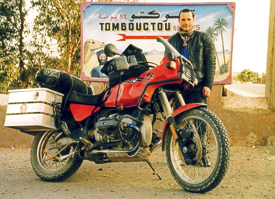 Die GS und ich vor dem alten Wegweiser nach Timbuktu 1993