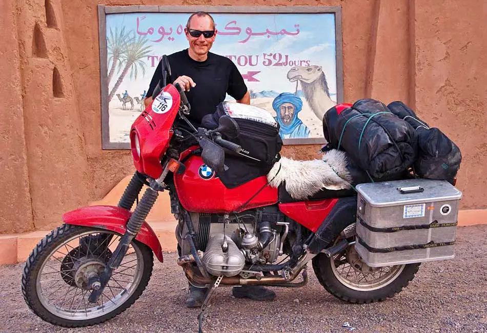 Die GS und ich vor dem alten Wegweiser nach Timbuktu 2011, 18 Jahre später